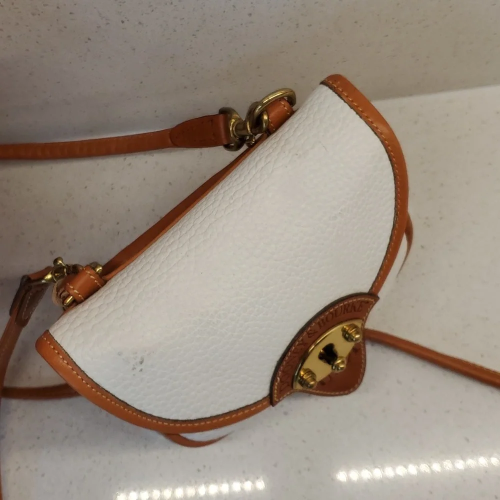 USA 🇺🇸 Vintage and Rare DOONEY & BOURKE pebbled leather crossbody bag